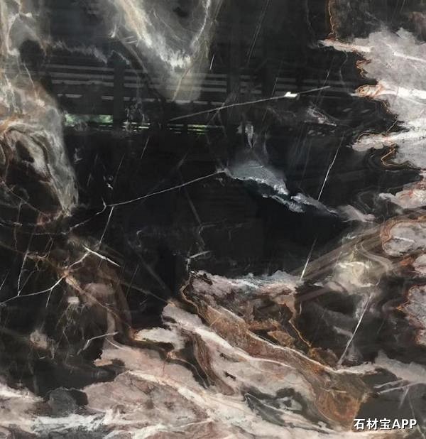 天美石業(yè)：黑向來以嚴肅著稱，配以多變的紋理又多了一絲柔和。