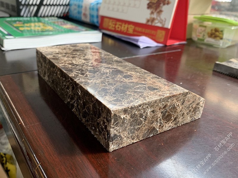 傳漢(偉源)石材：淺褐、深褐與絲絲淺白的錯(cuò)綜交替，呈現(xiàn)紋理鮮明的網(wǎng)狀效果，質(zhì)感極強(qiáng)。