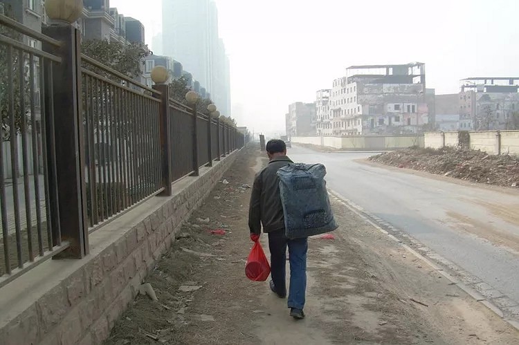 一個(gè)被遺忘的42歲石材工人，在車站“過”端午