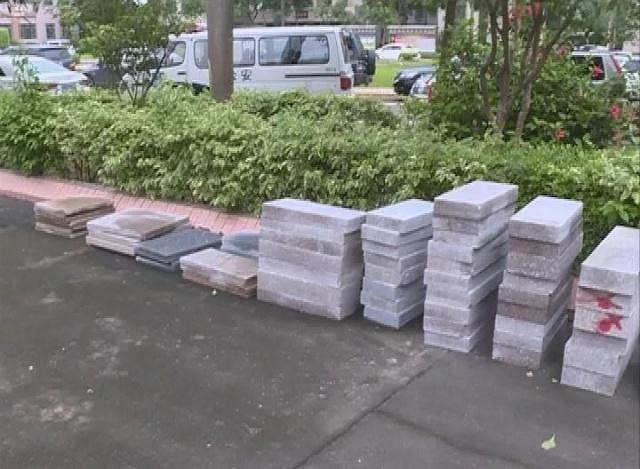 揭陽一阿伯“螞蟻搬家”，竟然將市政工程石材搬回自己家
