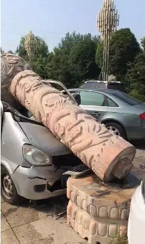 如皋：一超大石材圓柱體倒在汽車上！車身被壓扁
