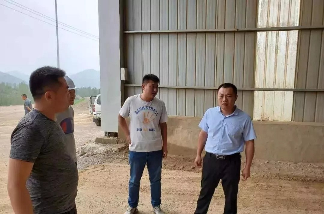 平邑縣環(huán)保局強力推進企業(yè)排放治理，石材企業(yè)等待檢查
