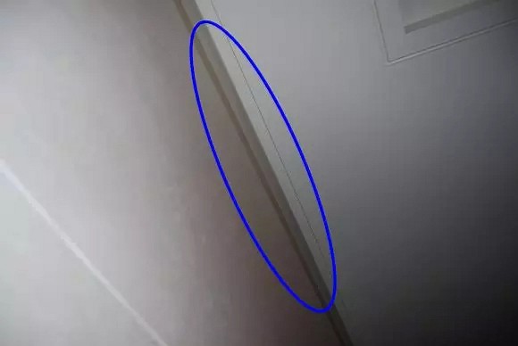 石材墻面與頂面接口處設(shè)置凹槽、倒角、留空等工藝處理！