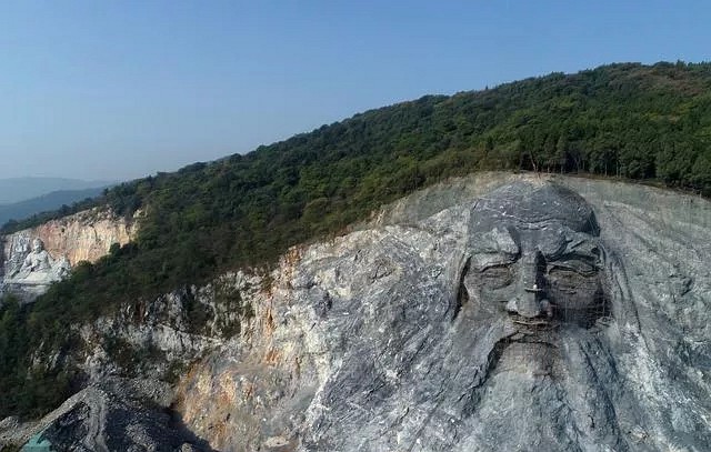 國慶你打卡伏羲巨型石雕圣地了嗎？一個(gè)鼻孔就能容納10人！