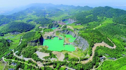 生態(tài)修復(fù)也要遵循自然規(guī)律 廢棄礦坑變身“小九寨”
