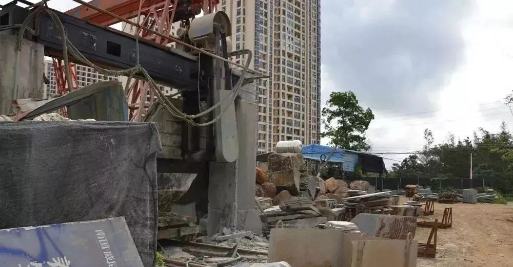 海口瓊山云龍鎮(zhèn):督促職能部門拆除10家違規(guī)石材加工廠，拆除面積達(dá)31078.383平方米