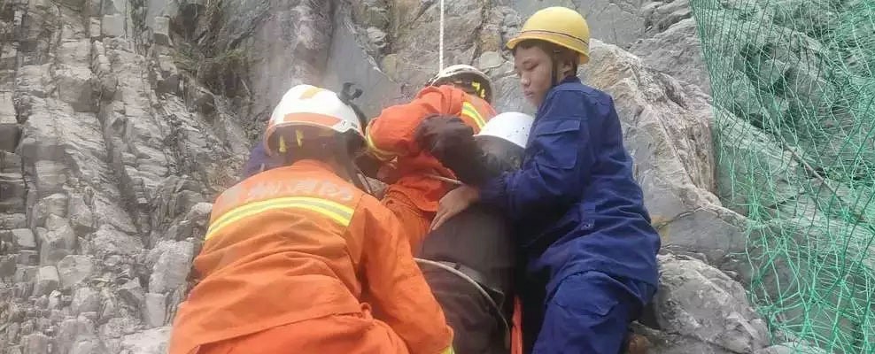 采石廠工人被困70米高懸崖成功獲救，石材工人太難了！帶你上礦山看看！