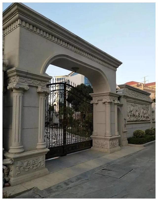 大門和圍欄全用大理石，華麗又大氣，讓人羨慕不已，
