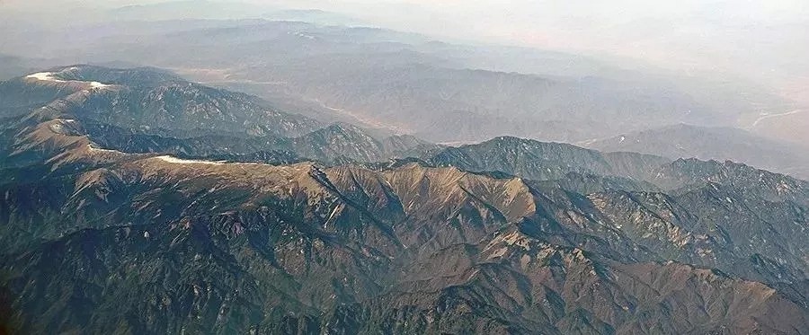 陜西省秦嶺主梁以北的秦嶺范圍內(nèi)現(xiàn)有開山采石企業(yè)全部關(guān)閉，采礦許可證全部注銷