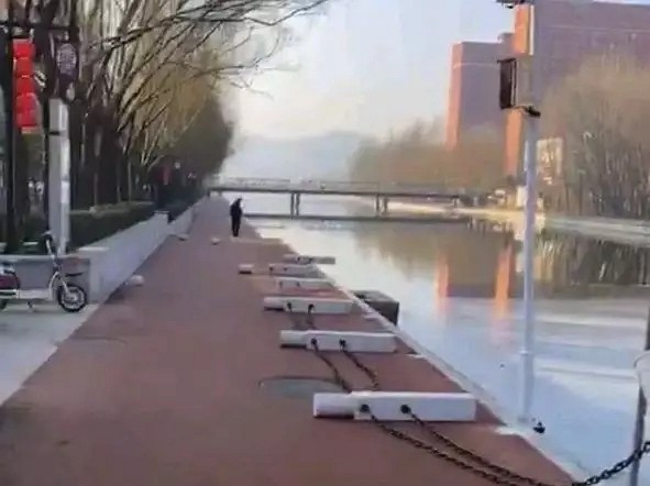 這是什么石材？500萬(wàn)的石柱被男子一腳踹斷215根！