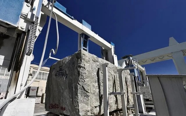 我國(guó)石材加工機(jī)械工業(yè)初步走上現(xiàn)代化之路，我國(guó)石材機(jī)械行業(yè)總產(chǎn)值超過(guò)30億人民幣！