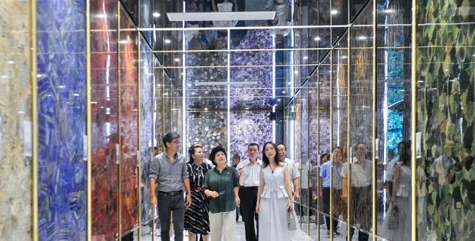 省人大常委會(huì)副主任吳洪芹一行蒞臨英良集團(tuán)考察調(diào)研