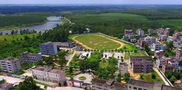 廉江市石嶺鎮(zhèn)，因盛產(chǎn)花崗巖而得名