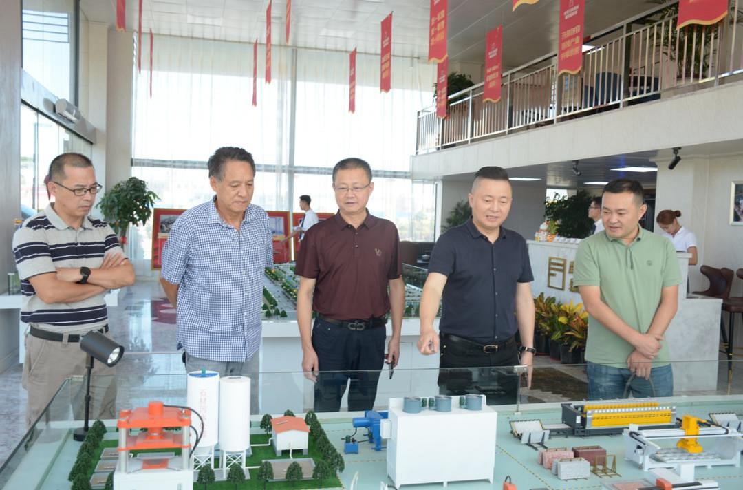 南京大學(xué)泉州環(huán)保產(chǎn)業(yè)研究院常務(wù)副院長(zhǎng)胡大波調(diào)研石材機(jī)械輔料產(chǎn)業(yè)