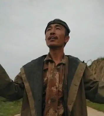 爆紅的農(nóng)民工“磚”為你讀詩，氣勢磅礴朗誦出師表，一出場手里的花崗巖“亮了”