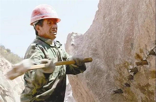 石材礦山上的采石人