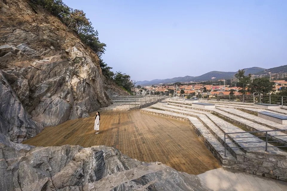 山東威海廢棄采石場改造，搖身一變石窩（露天）劇場，不要太驚艷！