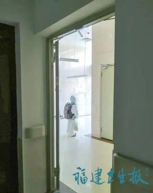 淚目：“最小不過4歲”，他們穿防護服獨自做CT，小小的背影讓人瞬間破防