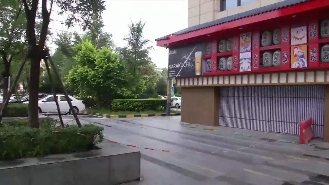 寫(xiě)字樓外墻石材掉落砸車又砸人，事實(shí)證明外墻石材還須干掛安全！
