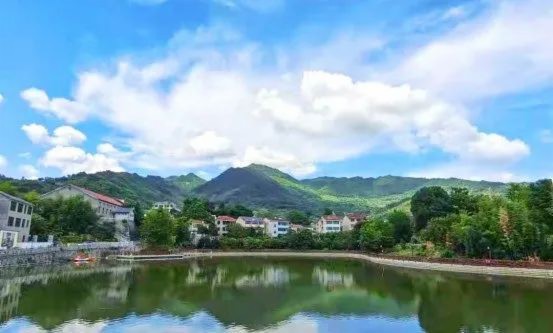 浙江桐廬鐘山鄉(xiāng)：4坐石材礦山（芝麻黑）已全部關(guān)停，灰山白水到綠水青山變金山銀山