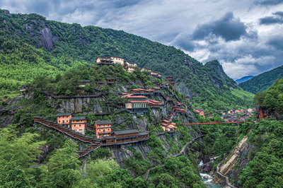 生態(tài)成產(chǎn)業(yè) 青山變金山