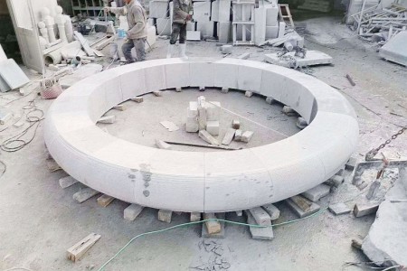樹圍石