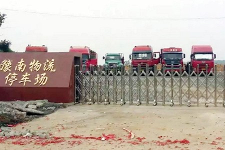 配有停車場(chǎng)