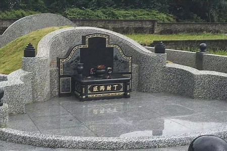 傳統(tǒng)墓碑
