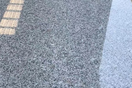 廉江芝麻白光面
