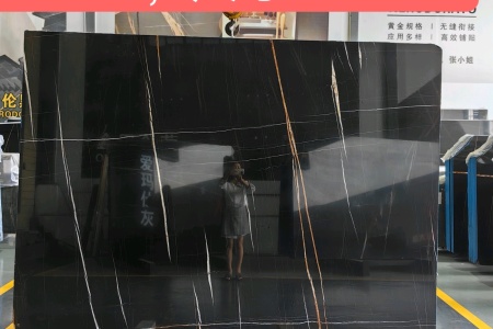 勞倫黑金