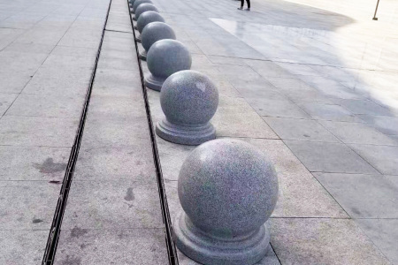 擋車石球