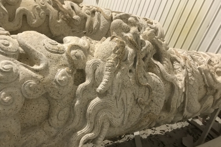 琉璃金龍紋柱
