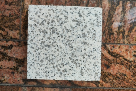 隨州黃金麻，白麻水頭三員石業(yè)，18965769150，隨州黃金麻、隨州白麻、603芝麻白，654芝麻黑，633芝麻灰，1.6-20公分毛板，光面/火燒面/荔枝面等，自有加工廠，配有專業(yè)跟單員、CAD技術(shù)員，支持成品加工。歡迎來電咨詢