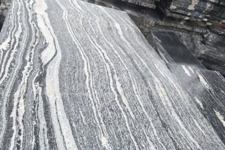 浪淘沙，幻彩麻，夜里雪，浪濤沙，路沿石，雪浪石，新雪灰，蝦紅.景觀石.假山石.山水巖.麻城芝麻白.芙蓉白.卡拉麥里金，天山紅.臺(tái)灣紅.染紅板.水云紗.染黑板.白麻.黃金麻.芝麻灰.黃銹石.提銹板.擋車石.圓球 .仿古石.做舊板.提黃板.芝麻黑.中國黑.廠礦直銷，品質(zhì)保障， ?:15716157333 孫總