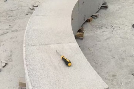 樹圍石