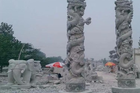 石雕龍柱