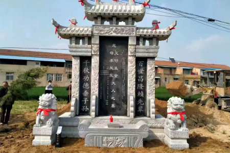 青石墓碑