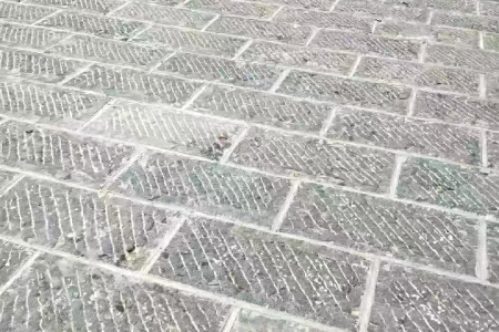 青石斬鑿面