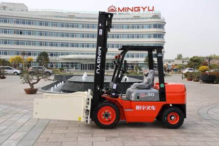 新款內(nèi)燃抱夾式叉車