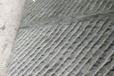 青石斬鑿面