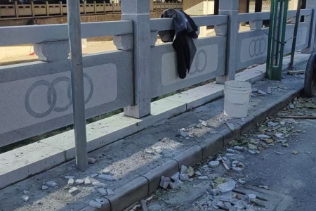 芝麻灰花崗巖石欄桿 河道石護(hù)欄定制安裝??:13963761592