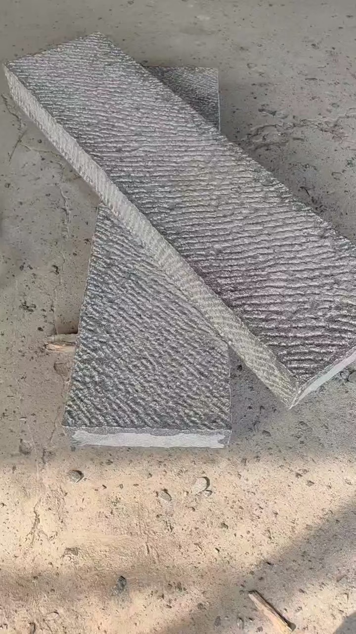 手鑿面臺階石