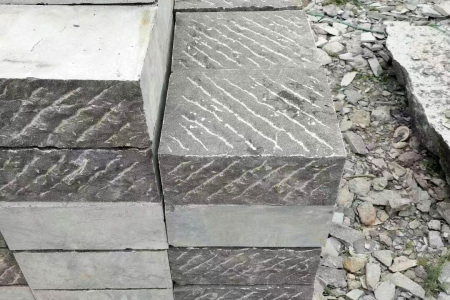 青石鑿面