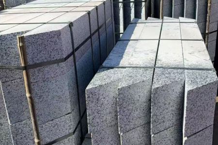 樹圍石