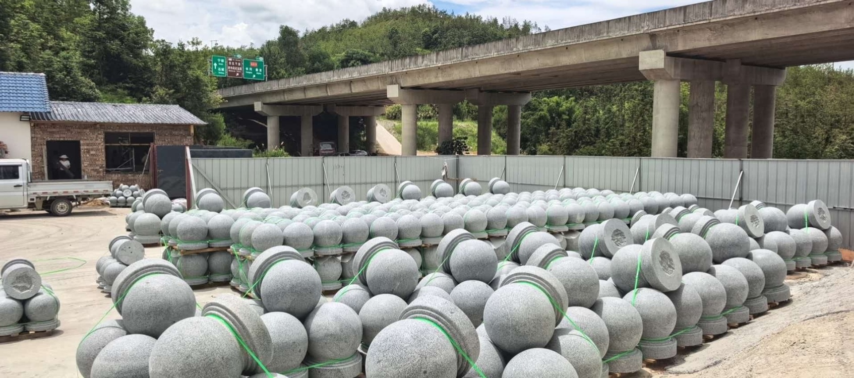 擋車石球