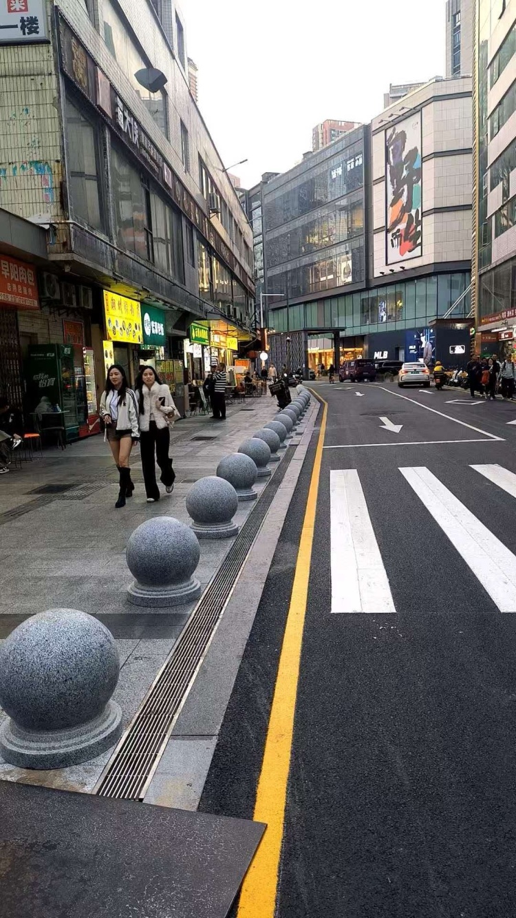 擋車石球
