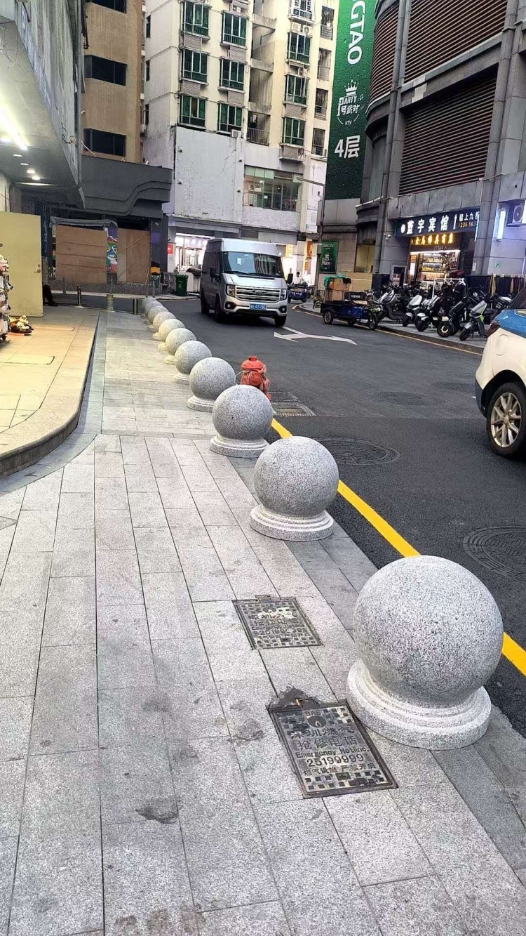 擋車石球